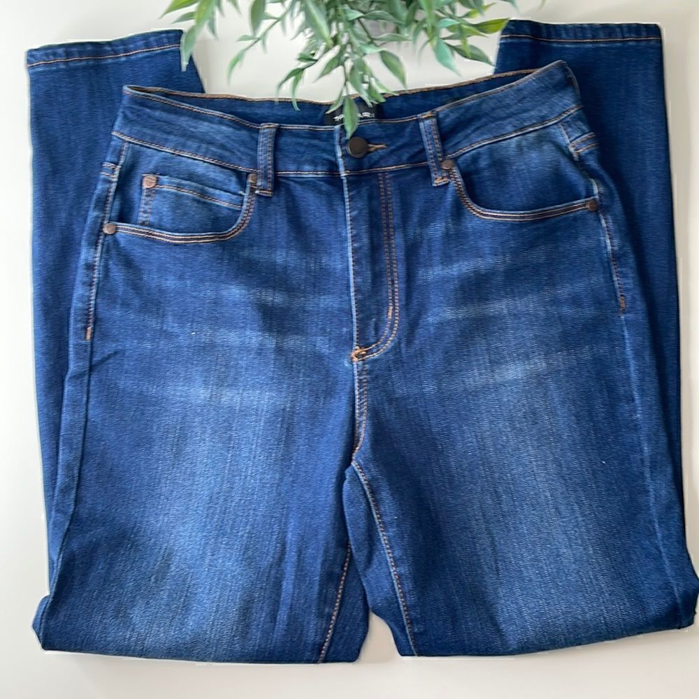 Tahari Ella high rise skinny jeans.  Size 8.